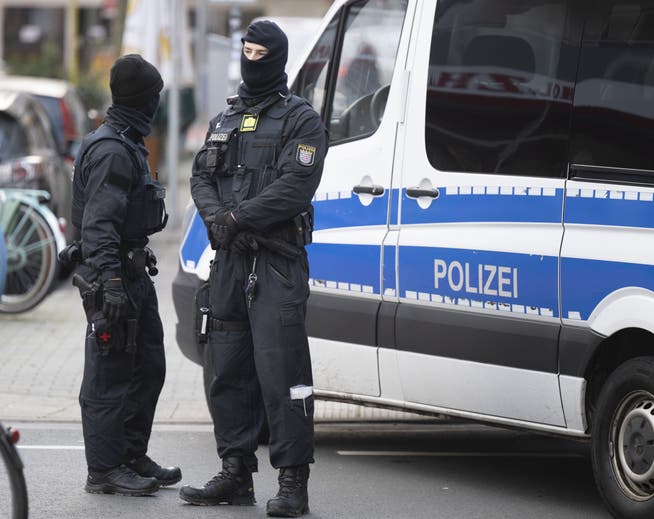 Bei einer Razzia gegen sogenannte «Reichsbürger» stehen Polizisten an einem durchsuchten Objekt in Frankfurt.