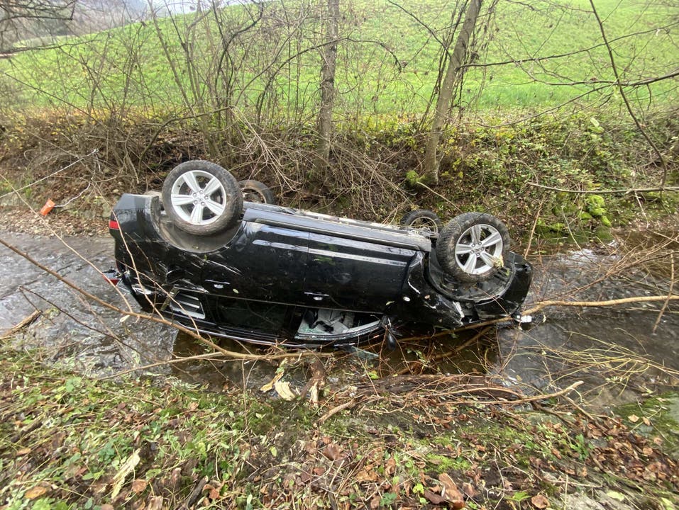 Oberhofen, 6. Dezember: Eine Frau verlor die Kontrolle über ihr Auto und landete in einem Bachbett.