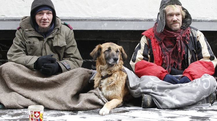 Zwei Obdachlose auf den Strassen der Bundeshauptstadt. (Bild: Keystone / Peter Klaunzer (Bern, 2. Februar 2012))