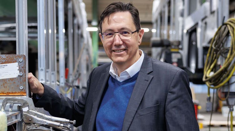 Alex Naef, CEO der Carrosserie Hess, in der Bellacher Produktionshalle. (Hanspeter Bärtschi)
