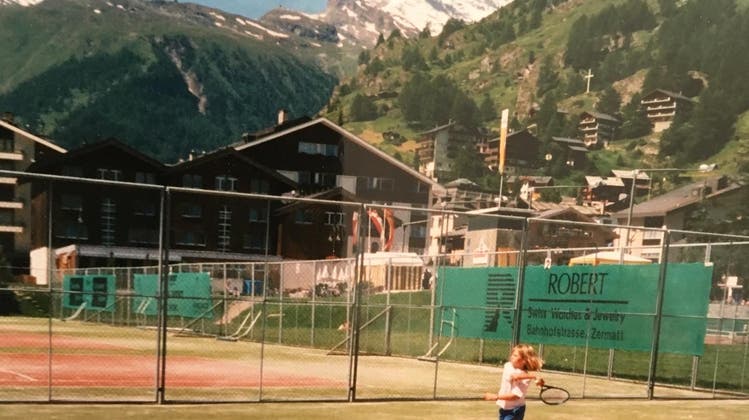 Stefanie Vögele: «Ich muss etwa sechs Jahre alt gewesen sein. Ich war mit meinen Eltern in Zermatt in den Ferien und spielte vor dieser unglaublichen Kulisse, traumhaft! Ich finde das Bild köstlich: Ich als kleiner Knirps mit diesem grossen Schläger, wahrscheinlich reichte meine Hand kaum um den Griff herum.» (Zvg / zvg)