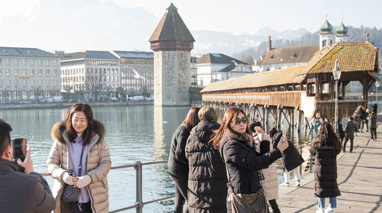 Die Kapellbrücke ist ein Tourismusmagnet. (Bild: Manuela Jans-Koch (Luzern, 7. Februar 2020))