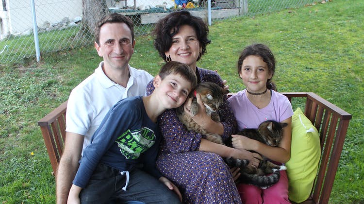 Katja Pereverzeva und Vadim Litver mit ihren Kindern Mascha und Mischa in Rüthi. (Bild: Maria Kobler)
