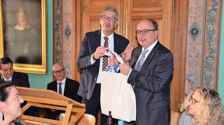 Regierungsrat Markus Dieth (rechts) darf ein Geschenk entgegennehmen von Lenzburgs Stadtammann Daniel Mosimann. (Bild: mhu)