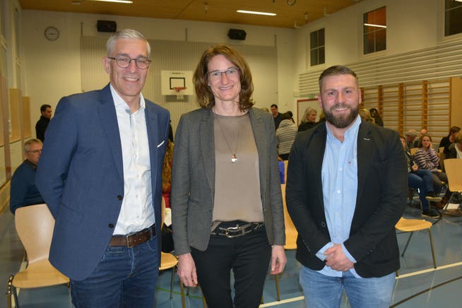 Der neue Schulleiter Urs Schrepfer, Schulpräsidentin Maike Scherrer und der abtretende Schulleiter Orkun Simsek.