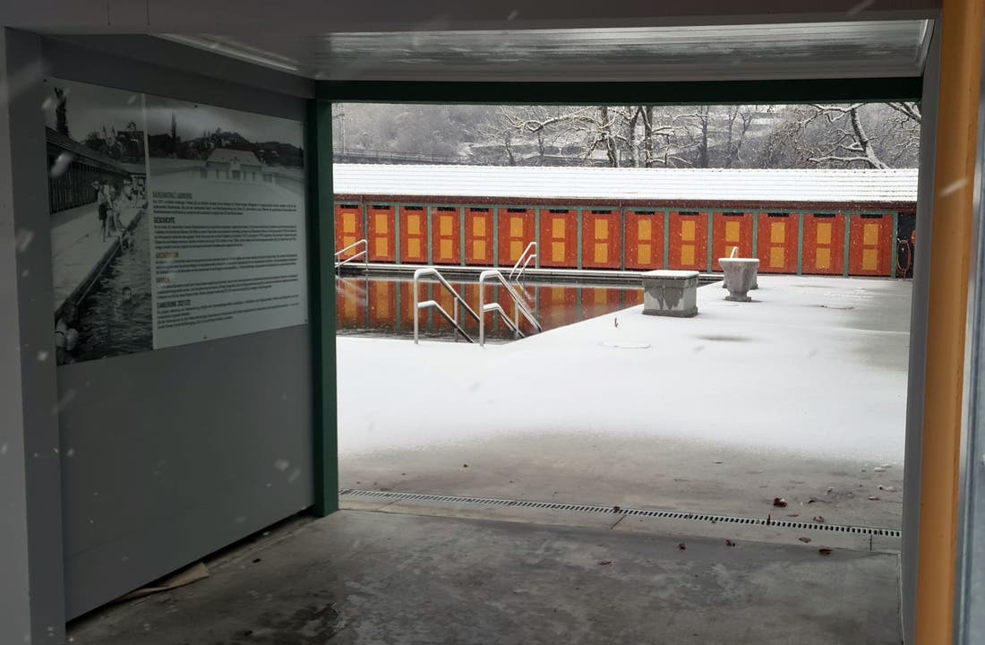 Der erste Schnee des Winters 2022/23 im Kontrast zur farbenfrohen, frisch renovierten Badeanstalt Aarburg.