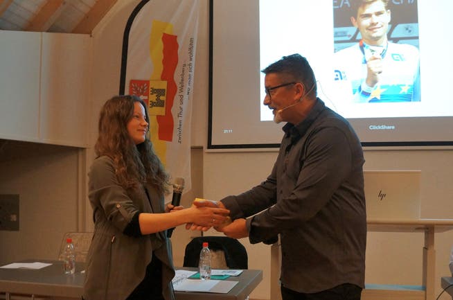 Partnerin Celine Dieterle nimmt die Anerkennung des Gemeinderats für die Leistungen von Stefan Bissegger entgegen.