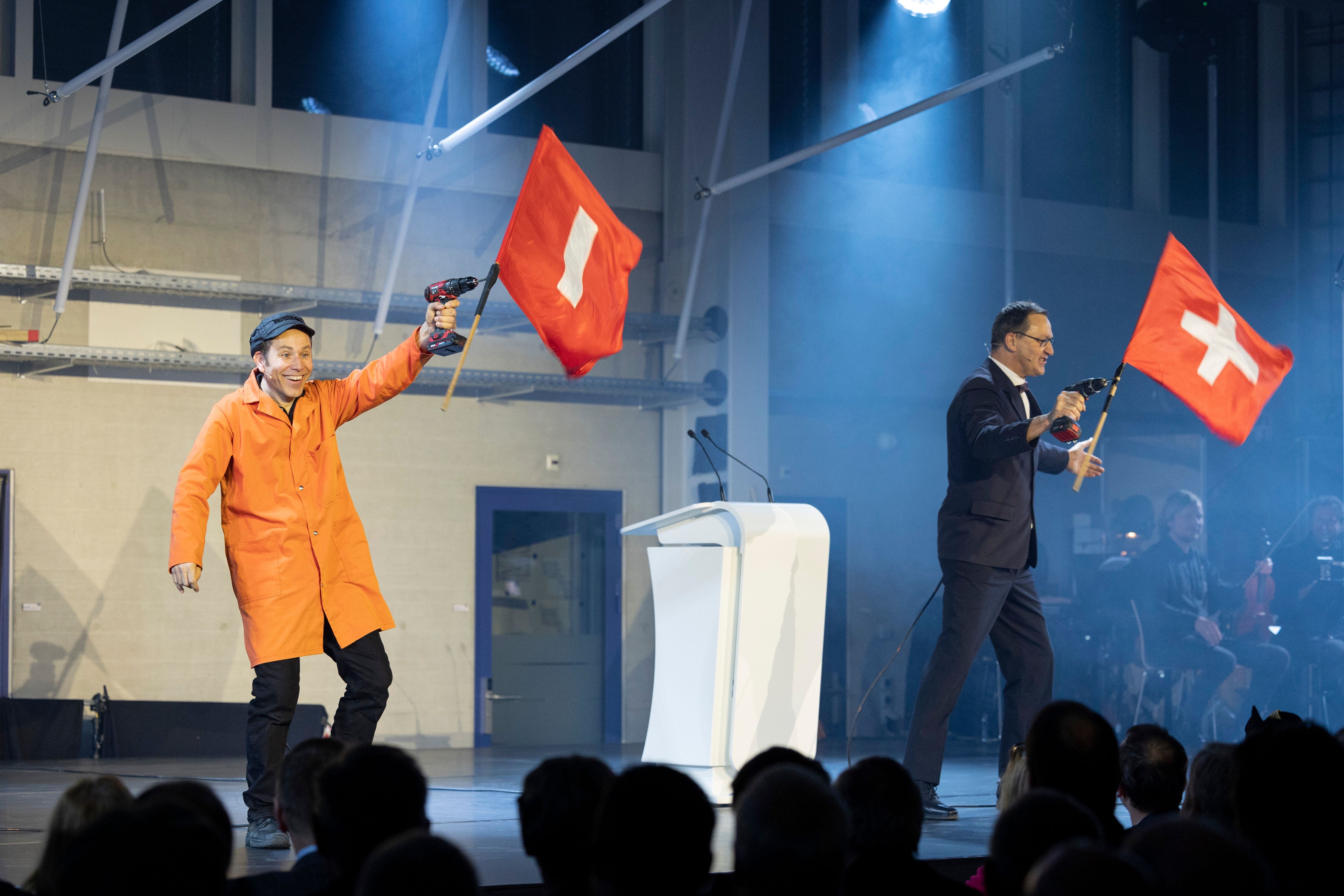 Das Komikerduo Lapsus aus Dietikon, bestehend aus Christian Höhener alias Bruno Gschwind (links) und Peter Winkler-Payot alias Theo Hitzig, moderierte die Eröffnungsshow.
