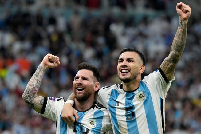 Lionel Messi and Leandro Paredes feiern den Halbfinal-Einzug.