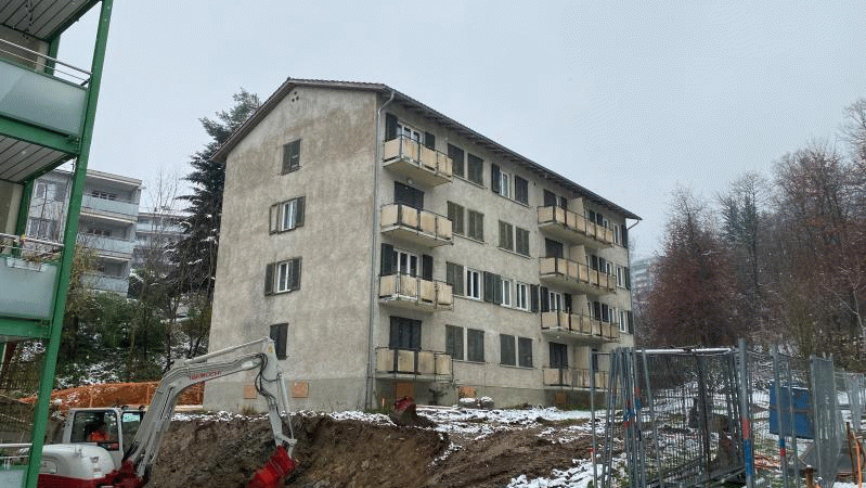 Dieses leerstehende Mehrfamilienhaus am Roseneggweg 10 wird nun rückgebaut. (Bild: hor  (Horw, 9. Dezember 2022))
