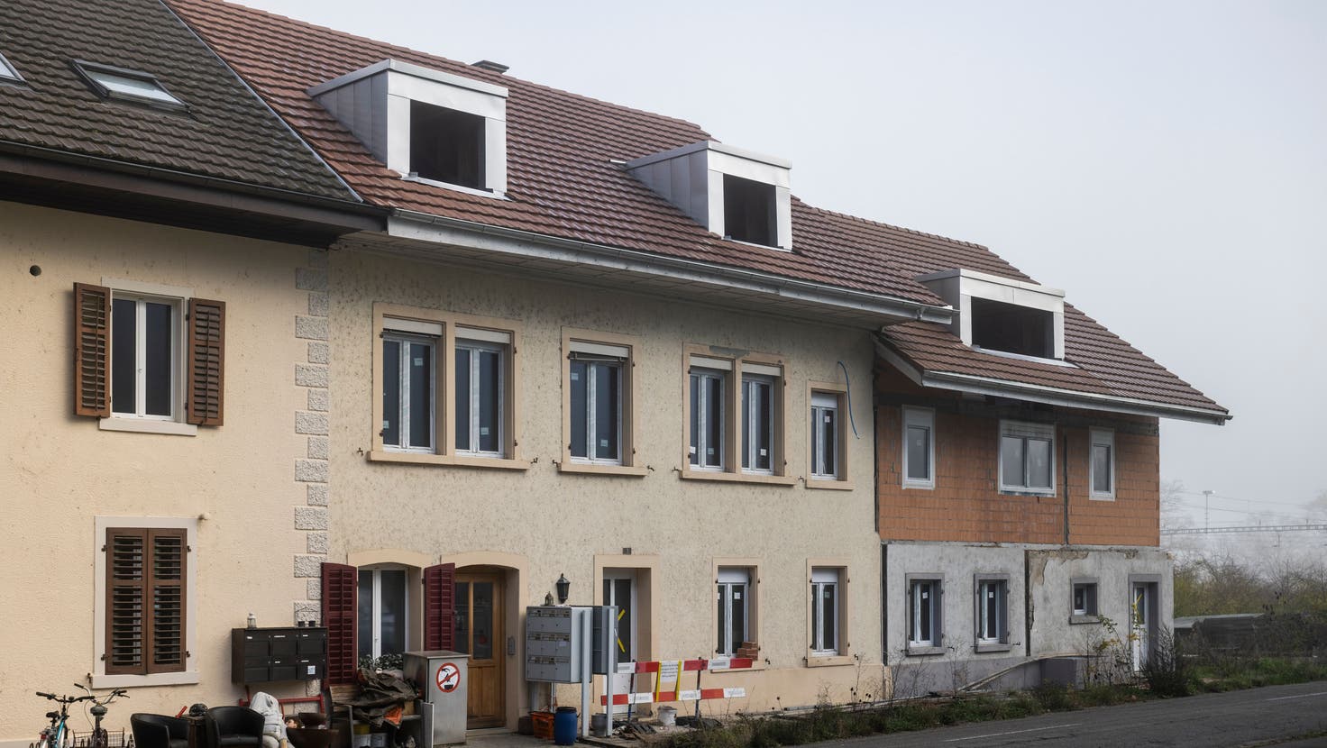 Das Zweifamilienhaus an der Mellikonerstrasse 3 in Rekingen hat nun einen neuen Besitzer. (Alex Spichale)