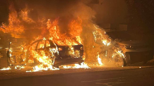 In Rothrist hat ein Haus gebrannt, nachdem das Feuer von zwei zuvor in Brand geratenen Autos auf das Objekt übergriff.