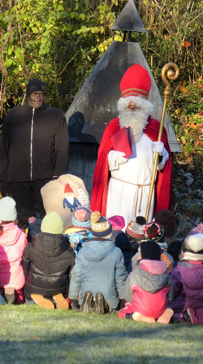 Nach eisig kalter Nacht besucht am Nikolaustag der Samichlaus die Kinder auf dem Spielplatz.