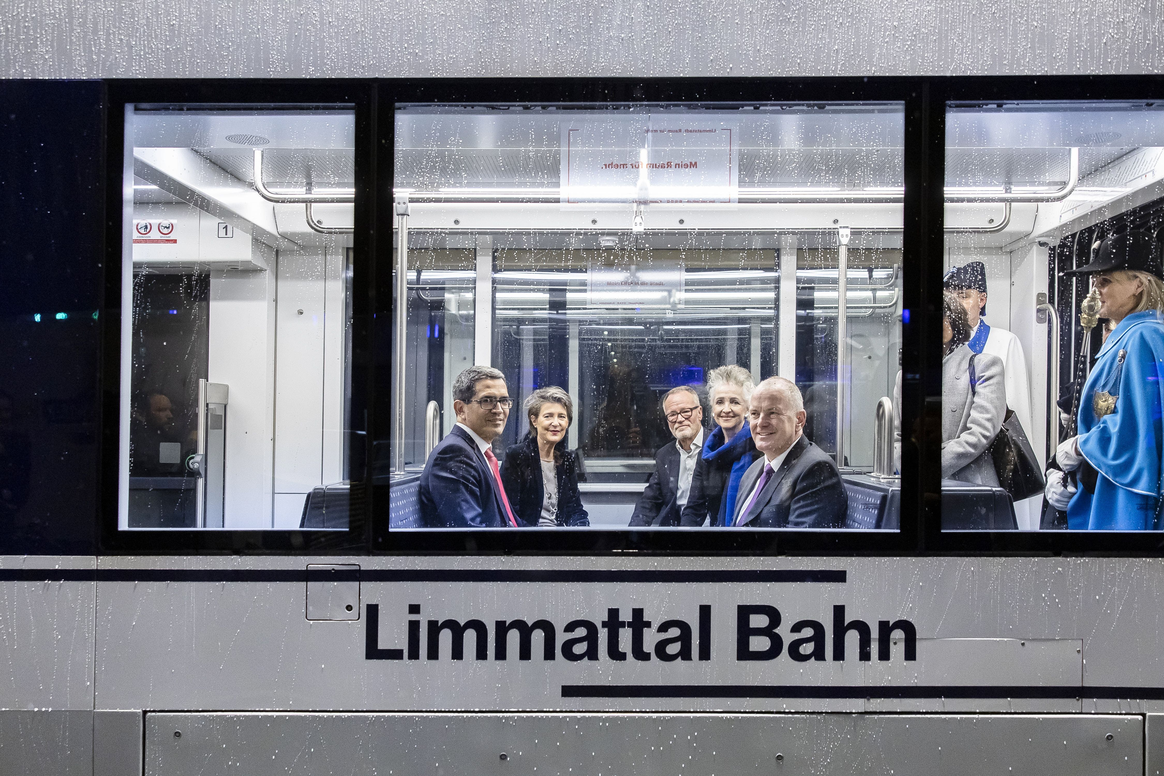 V.l.n.r.: Geschäftsführer Daniel Issler, Bundesrätin Simonetta Sommaruga, Verwaltungsratspräsident Hans Egloff, Zürcher Regierungsrätin Carmen Walker Späh und Aargauer Regierungsrat Stephan Attiger.