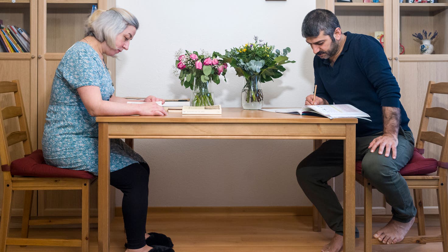 Das türkische Ehepaar Yeliz Ylmaz (links) und Ahmet Denizer (rechts) wollen möglichst schnell Deutsch lernen, um ihre Berufe als Theaterschaffende wieder aufzunehmen. (Bild: Arthur Gamsa)