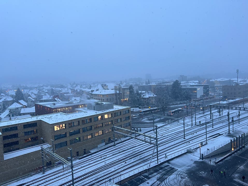 Blick auf den schneebedeckten Bahnhof Lenzburg.
