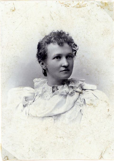 Die Sarmenstorferin Marie Döbeli wurde am 23. Februar 1868 als Tochter des Blumenmachers Jakob Döbeli geboren. Sie besuchte die Gemeindeschule und einige Zeit das Töchterinstitut Heilig-Kreuz in Cham und besorgte den Haushalt.