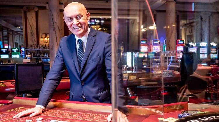Casino-Luzern-CEO Wolfgang Bliem an einem Roulettetisch. (Bild: Nadia Schärli(8. Dezember 2022))