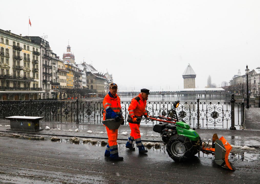 Der erste Schnee in Luzern wird weggeräumt