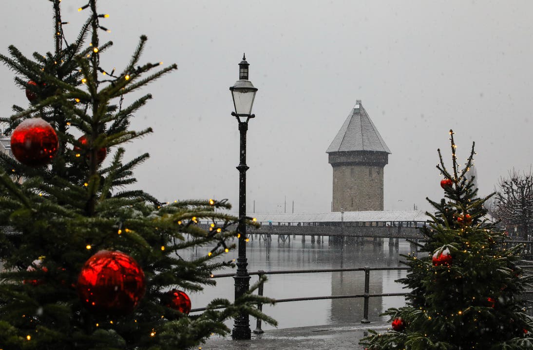 Ein leichter Schneefall – und schon sieht Luzern ein wenig weihnachtlicher aus.