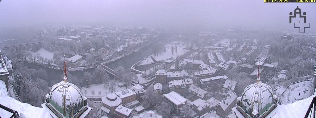 Das Bundeshaus und die Stadt Bern sind am Freitag unter einen feinen Schneeschicht erwacht. Auch Tagsüber schneit es weiter.