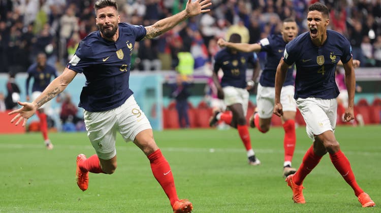 Der 36-Jährige Olivier Giroud erzielt gegen England seinen vierten WM-Treffer und wird zum französischen Helden. (Tolga Bozoglu / EPA)