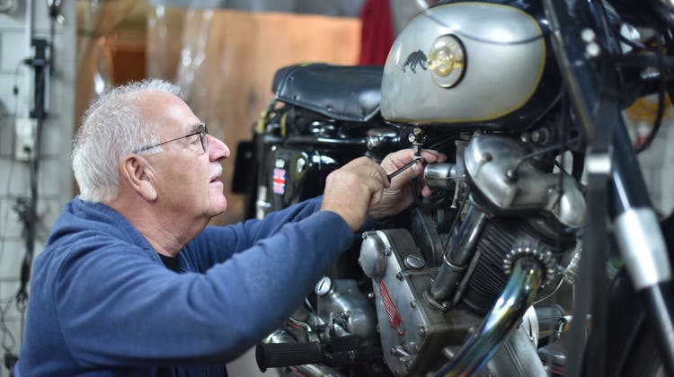 Michel Schlegel ist Spezialist für die Restauration alter englischer Motorräder. (Bild: PD)