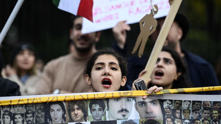 Menschen protestieren weltweit gegen die Menschenrechtsverletzungen und Hinrichtungen im Iran. (Riccardo Antimiani / EPA)