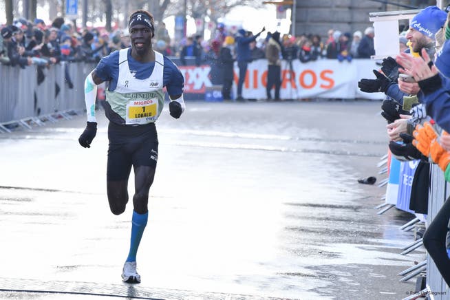 Dominic Lobalu springt dem Sieg entgegen