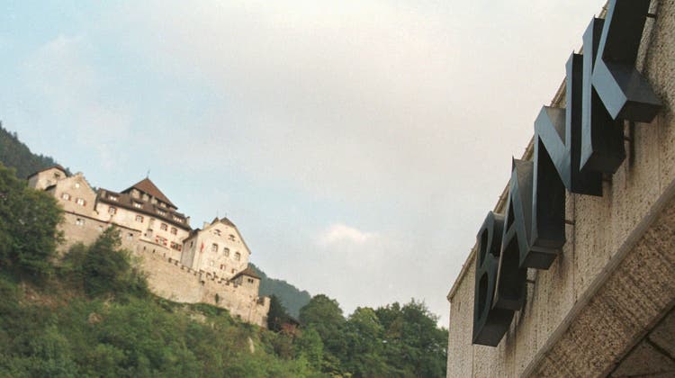 Das verbliebene Geld liegt noch in Liechtenstein: der Bankenplatz dem mit Schloss Vaduz im Hintergrund. (Bild: Arno Balzarini / KEYSTONE)