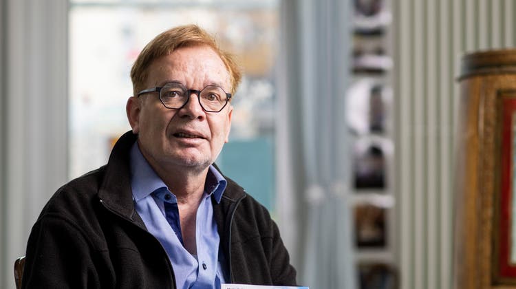 Martin Gollmer, ehemaliger Journalist und EU-Korrespondent, mit seinem kürzlich veröffentlichten Buch «Plädoyer für die EU» im Café Reitmen in Schlieren. (Severin Bigler)