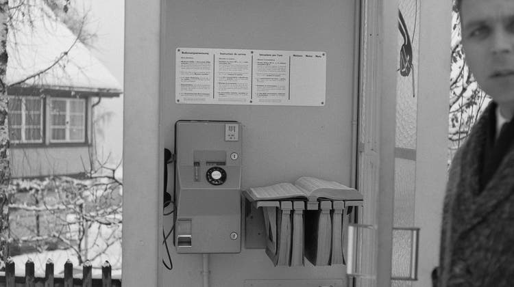 Parat für den Telefonstreich: Ein aufgeklapptes Telefonbuch in einer Telefonkabine in Richterswil 1967. (Museum für Kommunikation, Bern)