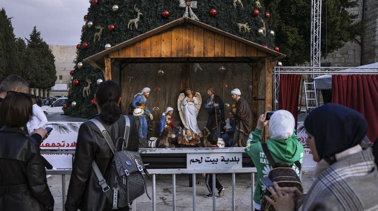 Besucher vor der Geburtskirche in Bethlehem. (Bild: Mahmoud Illean / AP)