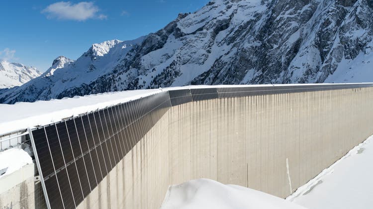 Die Bevölkerung will Solaranlagen nur in touristisch geprägten Alpenlandschaften. Im Bild die hochalpine Solaranlage an der Albigna-Staumauer im Bergell. (Keystone)