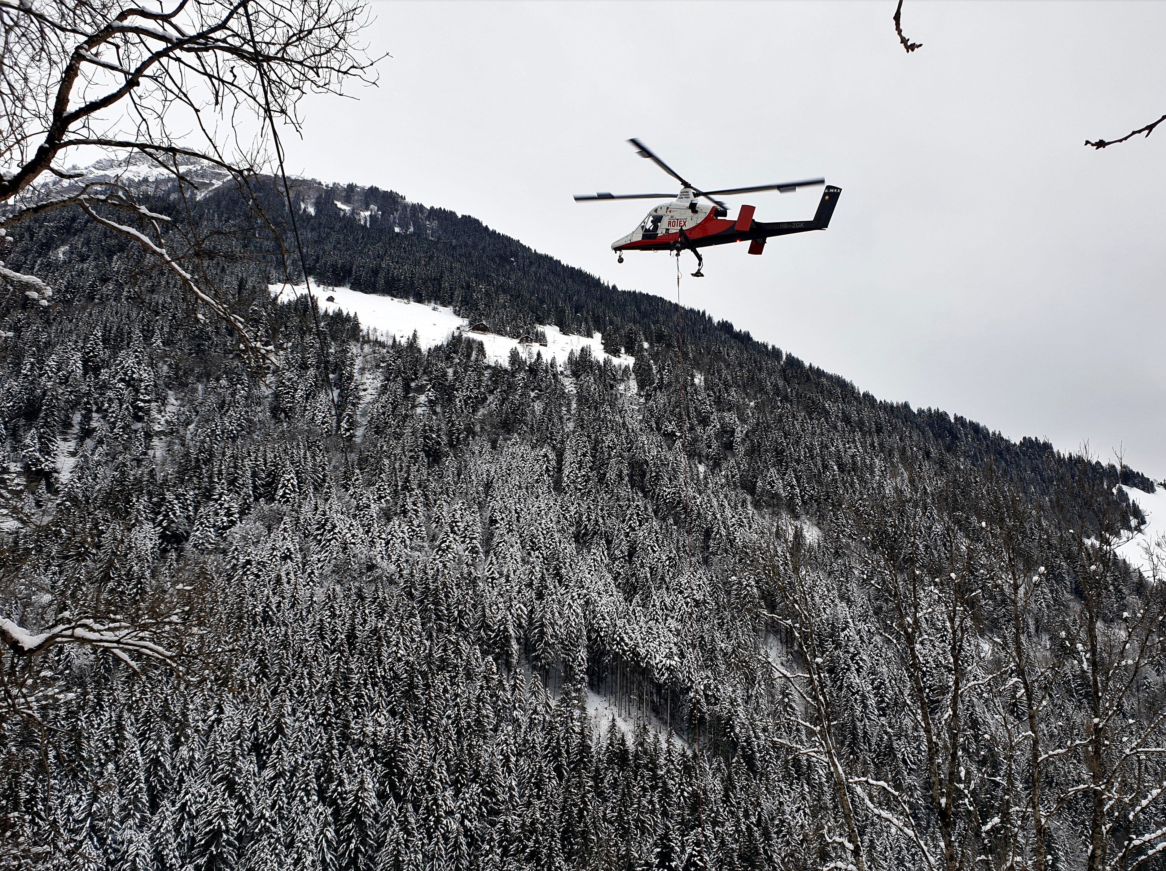 Der Helikopter K-Max der Firma Rotex Balzers kann bis zu 2.7 Tonnen transportieren. Die verschiedenen Strom- und Telefonkabel erwiesen sich als heikle Aufgabe.