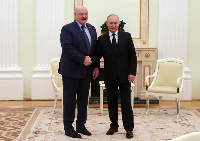 Weissrusslands Diktator Alexander Lukaschenko und Russlands Herrscher Wladimir Putin bei einem Treffen im Kreml im März 2022, wenige Wochen nach dem Angriff auf die Ukraine.