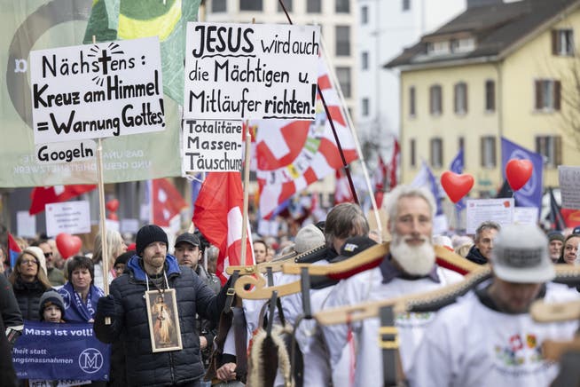 Kommt das Referendum gegen die Verlängerung des Covid-Gesetzes zustande, steht der Schweiz ein weiterer emotionaler Abstimmungskampf bevor. Im Bild eine Demonstration der Massnahmengegner in Zürich. (Archivbild)