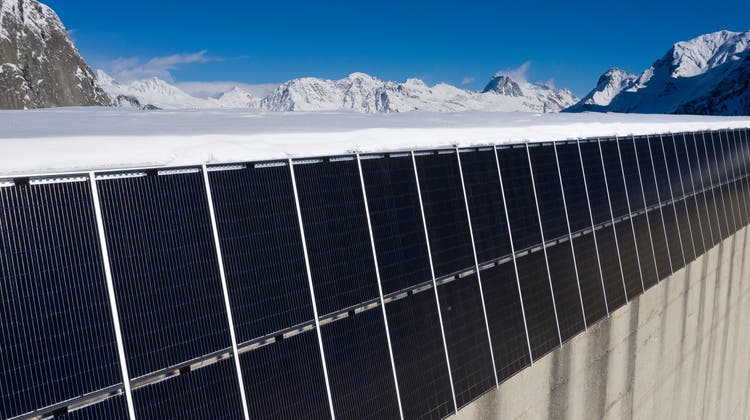 Werden bald vom Bund speziell gefördert: hochalpine Solaranlagen wie hier an der Albigna-Staumauer im Kanton Graubünden. (Bild: Gaetan Bally/Keystone)
