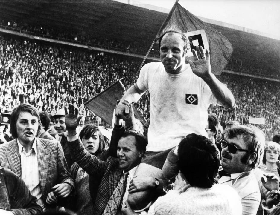 21. Juli: Uwe Seeler (85), Deutsche Fussball-Legende, hier 1972 nach seinem Abschiedsspiel in Hamburg.