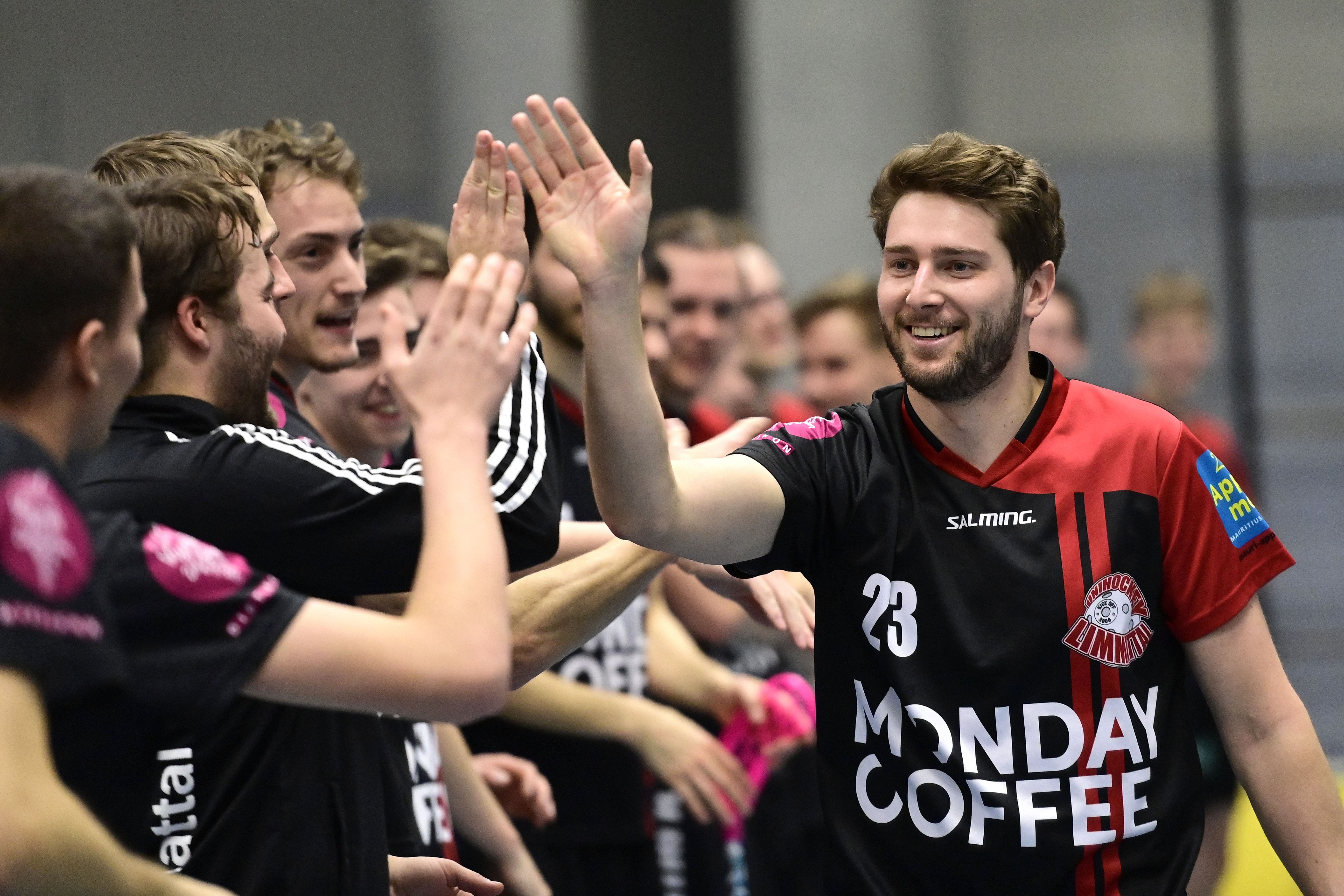 Ehre, wem Ehre gebührt: Nicolas Jordan (rechts) wurde als bester Limmattaler Spieler ausgezeichnet.
