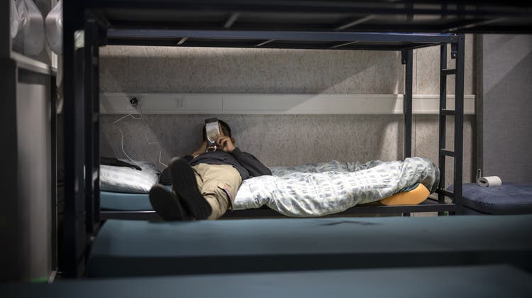 Ein Flüchtling in der Bundesasylunterkunft in Zürich. (Bild: Keystone/Michael Buholzer (27.10.2022))