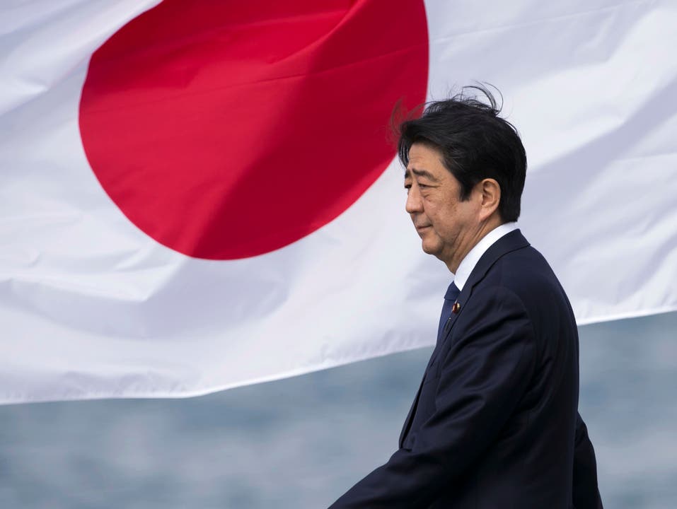 8. Juli: Shinzo Abe (67), von 2006 bis 2007 sowie 2012 bis 2020 Premierminister Japans, wurde bei einer Wahlkampfveranstaltung angeschossen und dabei tödlich verletzt.