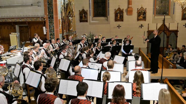 Musikgesellschaft Ennetbürgen am 17. Dezember 2022, nach 18 Jahren wieder mal in der Pfarrkirche. (Primus Camenzind / nidwaldner zeitung)