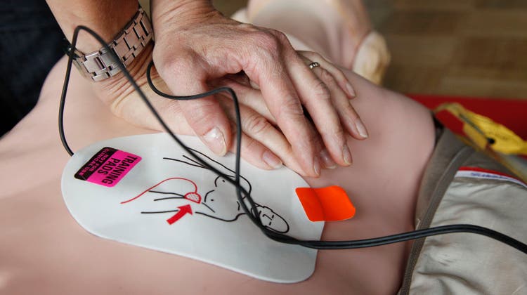 Herzmassage unterstützt von einem Defibrillator im Selbstversuch dieser Zeitung. (Bild: Hanspeter Bärtschi)