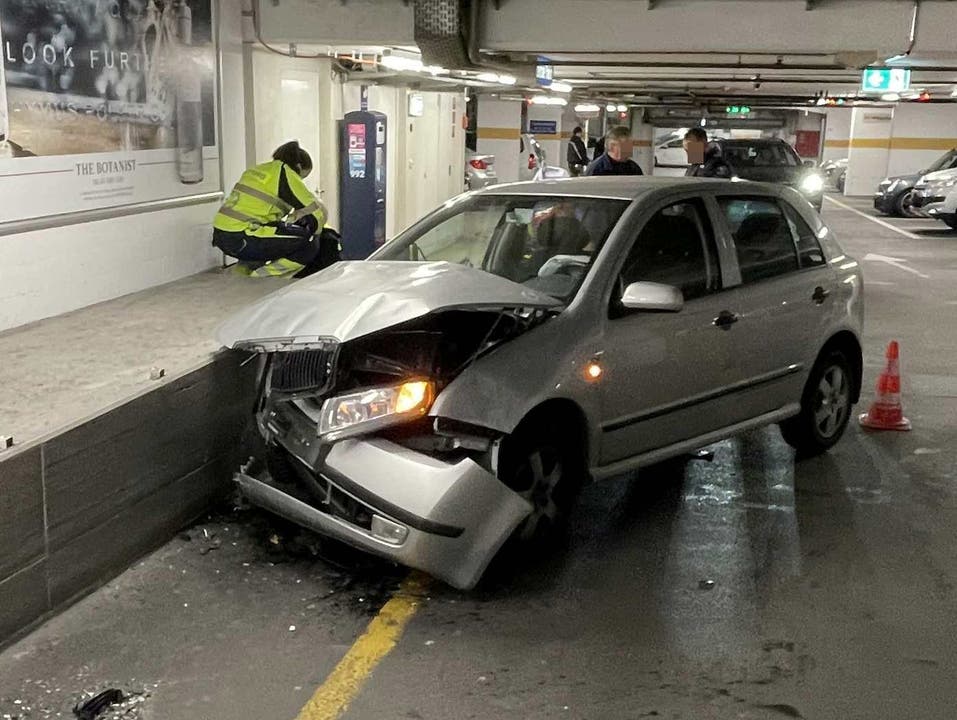 Aarau, 19. Dezember: Eine Seniorin verliert in einem Parkhaus die Kontrolle über ihren Wagen und prallt gegen eine Mauer.
