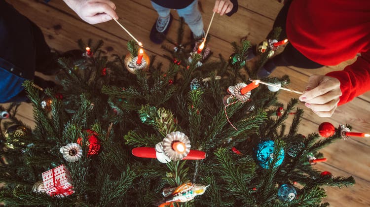 Alles muss perfekt sein, auch der Christbaum. Hohe Erwartungen und viele Emotionen können Weihnachten trüben. (Bild: Getty)