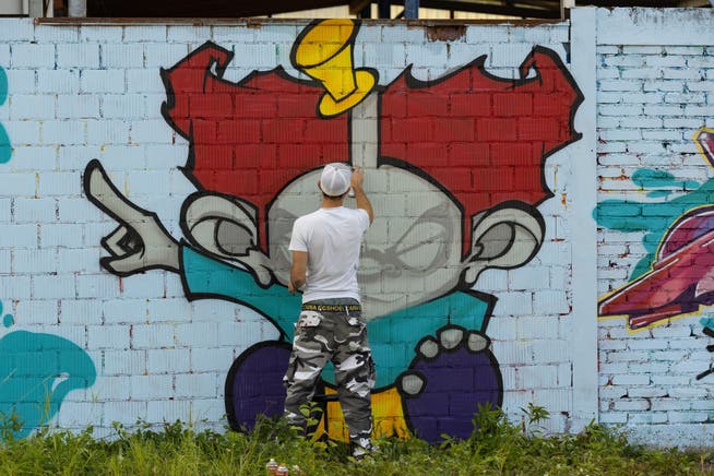 Ein Graffiti-Künstler bei seiner Arbeit.