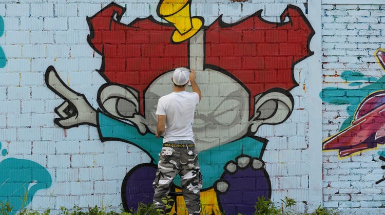 Ein Graffiti-Künstler bei seiner Arbeit. (Bild: Patrick Luethy (Olten, 25.09.2021))