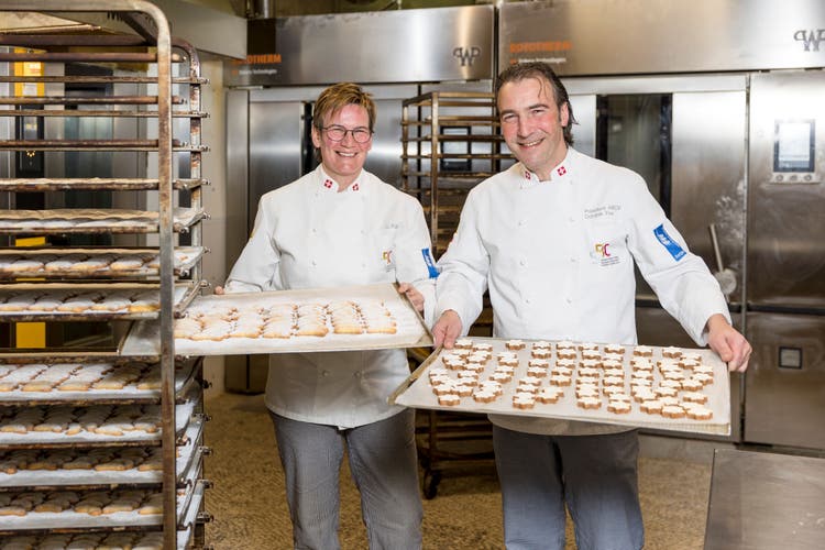 Produktionsleiterin Cornelia Egli und Chef Dominik Frei präsentieren die Guetzli der Bäckerei Frei. Über 600 Kilo wurden schon gebacken.