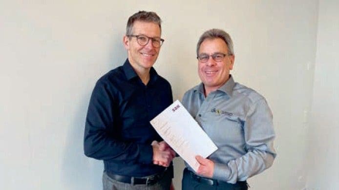 Thomas Schwarz, SAK, und Eugen Meier, Präsident der Dorfkorporation Schwarzenbach (rechts), haben den Vertrag unterzeichnet. (Bild: PD)